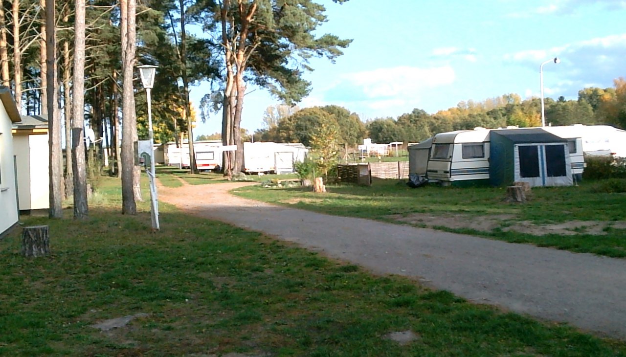 Standplaats met uitzicht op de rivier de Peene, © Campingplatz Waldcamp Freest