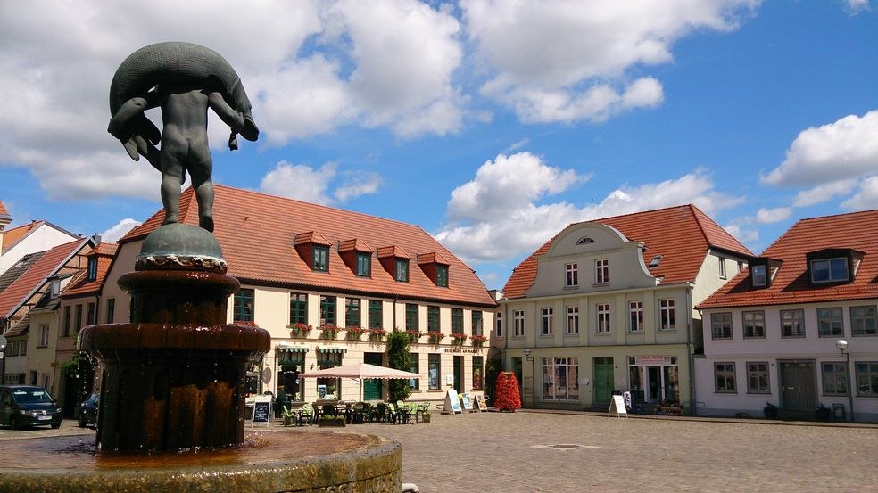 Uitzicht op het marktplein vanaf de Hechtbrunnen fontein, © Jana Koch