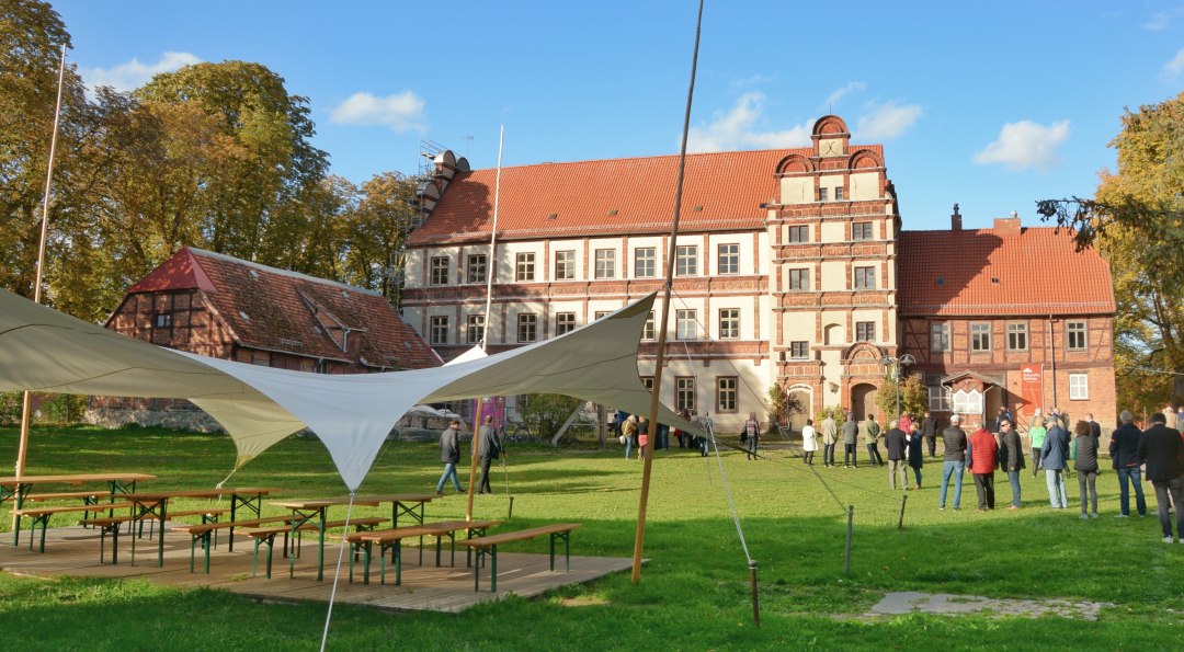 Wewnętrzny dziedziniec zamku Gadebusch podczas wydarzenia., © Tourismusverband Mecklenburg-Schwerin e.V.