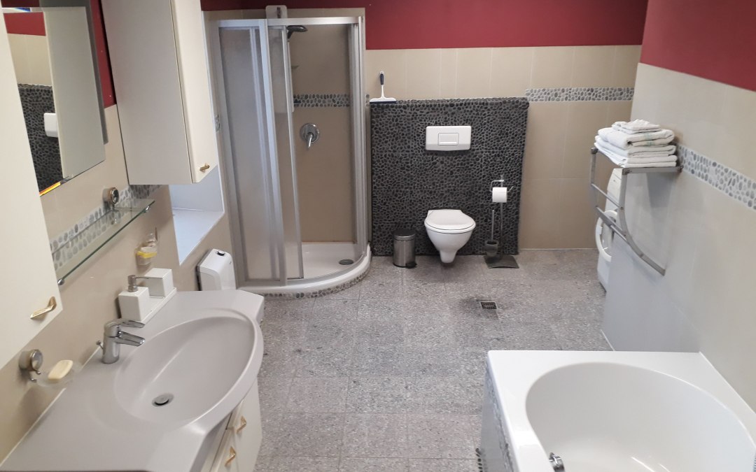 Badkamer van de vakantiewoning, © Gutshaus Alt Krassow