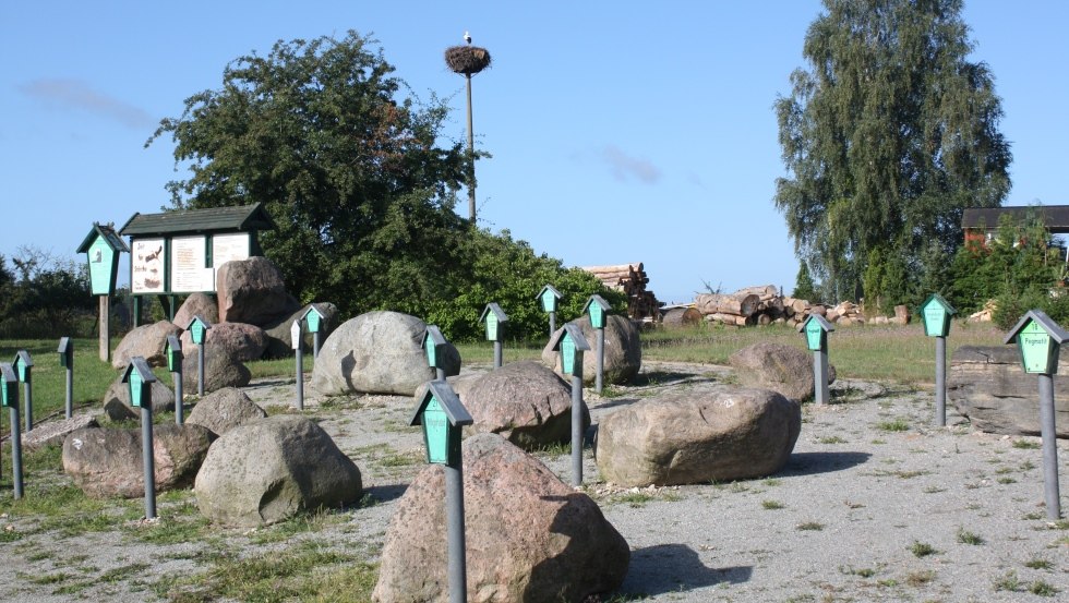 Część ogrodu z głazów narzutowych z "roślinami", © Mecklenburgische Kleinseenplatte Touristik GmbH