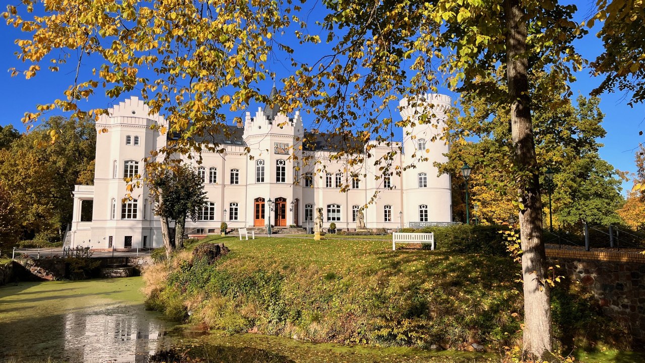 Vooraanzicht kasteel Schlemmin herfst // © Schloss Schlemmin Vooraanzicht kasteel Schlemmin herfst // © Schloss Schlemmin