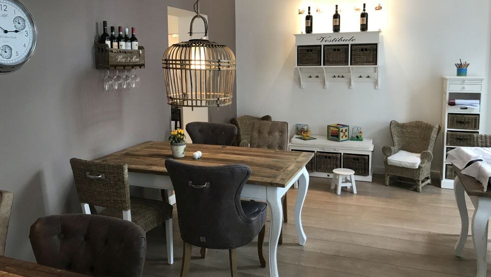 Restauracja, cotygodniowy targ z kącikiem zabaw. // &copy; Hotel Vier Jahreszeiten Binz GmbH