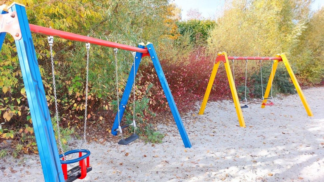 Odkryty basen z placem zabaw dla dzieci, © Kinderspielplatz Freibad