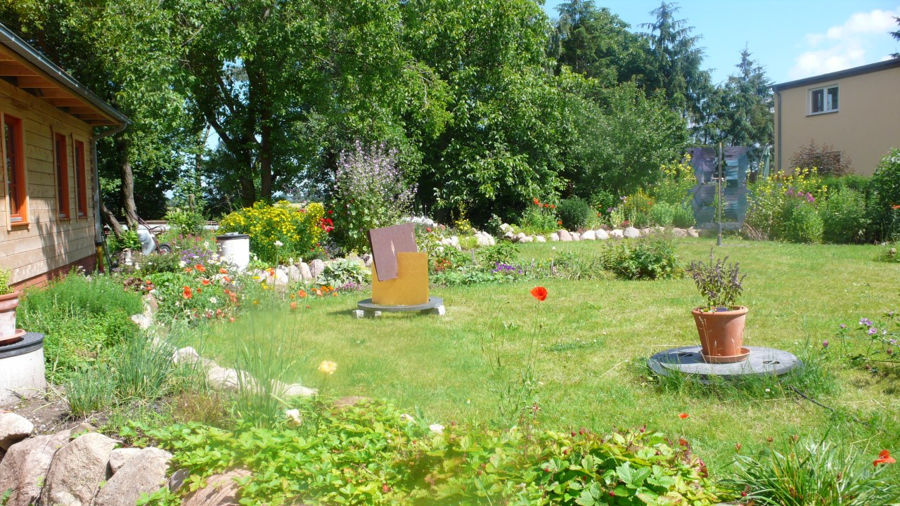 Deel van de tuin met beeldhouwwerken van Helmut Appmann // &copy; Eva-Maria K&ouml;hler