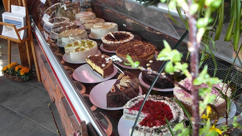 Centralnym punktem restauracji jest lada z ciastami., © SaBö-Hof