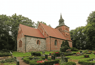 Zijaanzicht van de kerk en de begraafplaats, © TMV/Gohlke