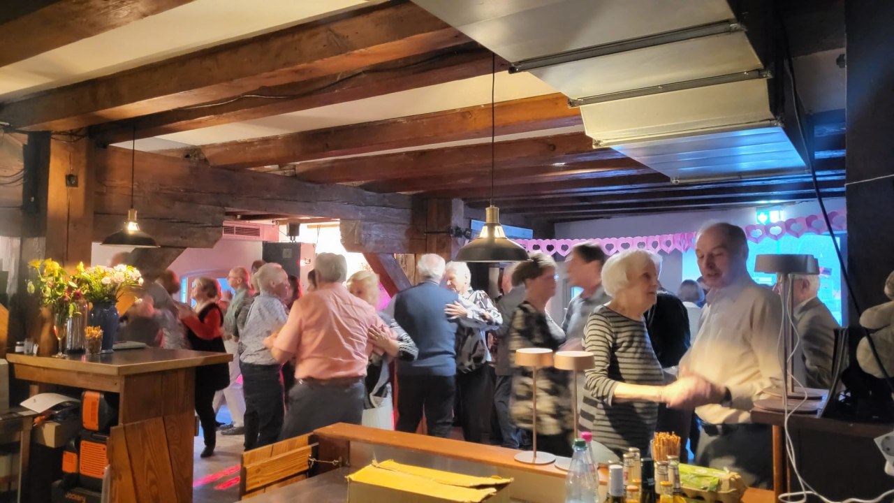 Guests eager to dance at the tea dance at the Offene Mühle. // © Andrea Kirchstein Guests eager to dance at the tea dance at the Offene Mühle. // © Andrea Kirchstein