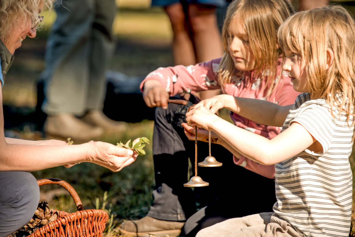 Two children are talking with the course instructor, Christine D&ouml;rband // &copy; Christine D&ouml;rband / Langdock