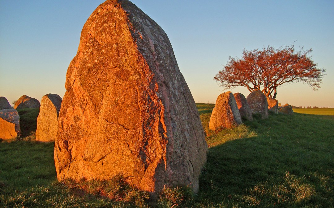 Imposing megalithic tomb by the sea, © Archäo Tour Rügen