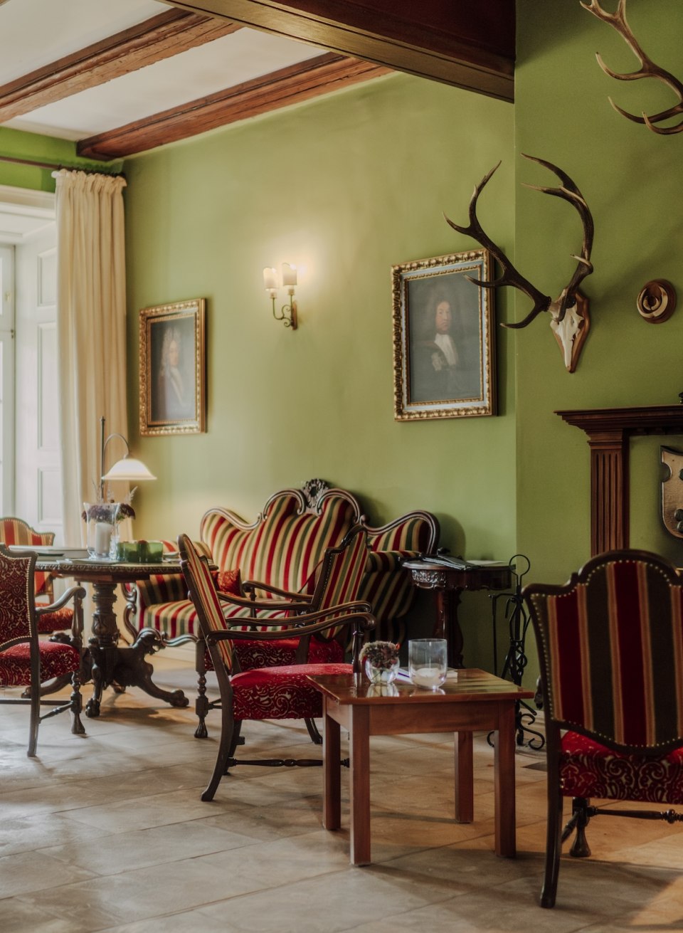 Binnenkomen: Inchecken in het romantische hotel in het 17e-eeuwse landhuis, © TMV/Petermann