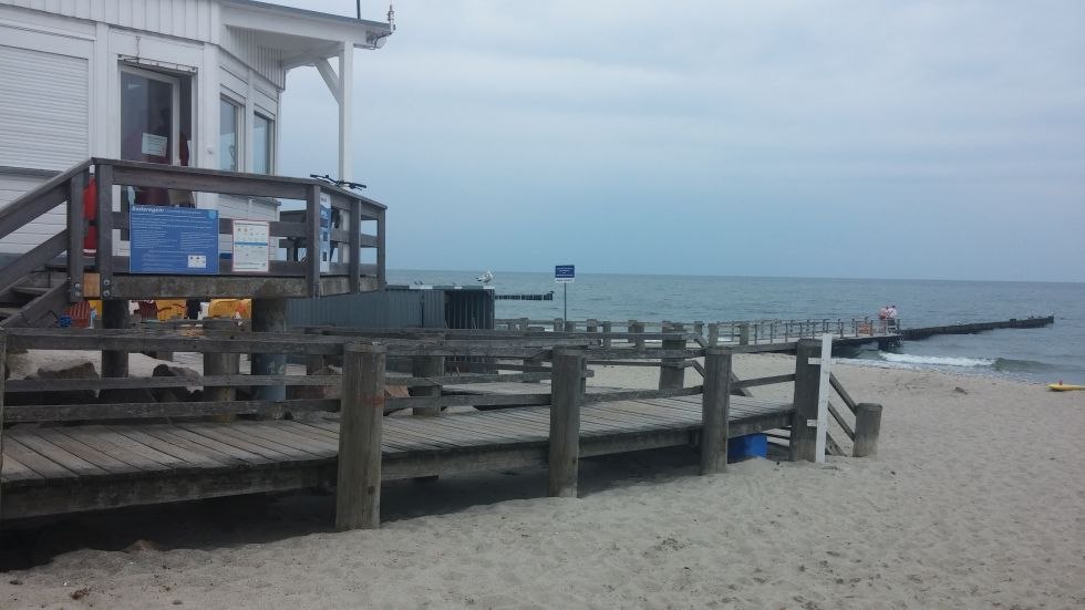 Zwemsteiger voor gehandicapten bij de strandopgang 8 // &copy; TSK