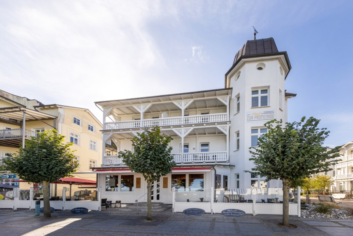 Buitenzicht met terras // © Strandhotel zur Promenade Buitenzicht met terras // © Strandhotel zur Promenade