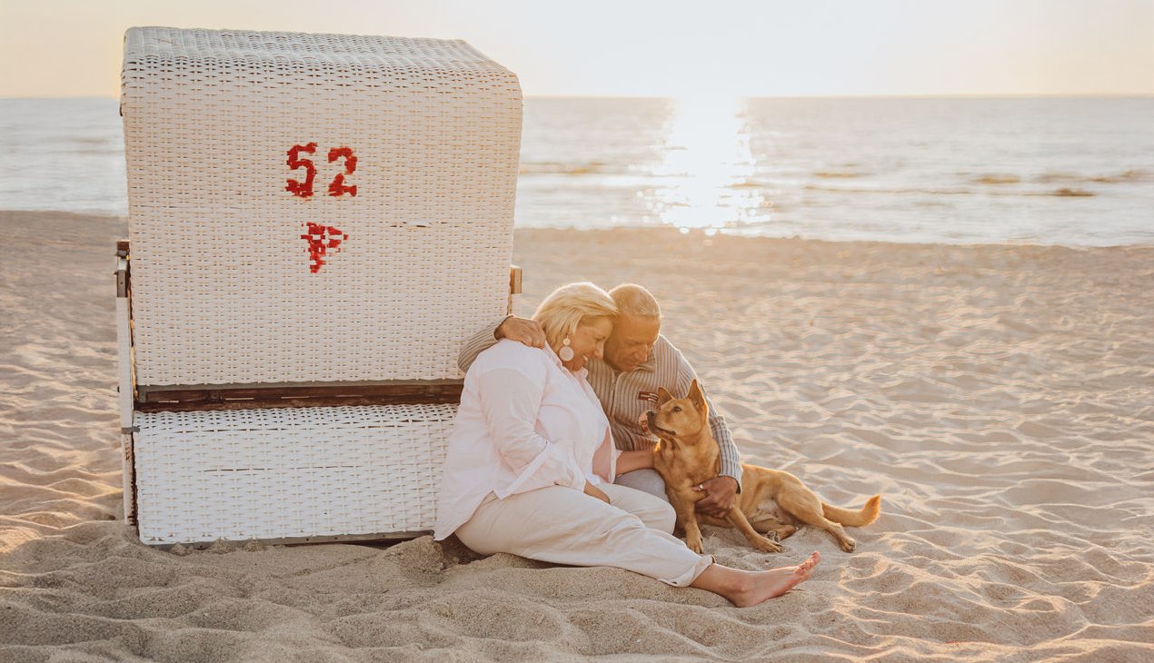 Togetherness with a dog on the beach: photo shoot in Dierhagen on the dog beach with a view of the sea - natural, calm, emotional, © Deine Hundefotografin