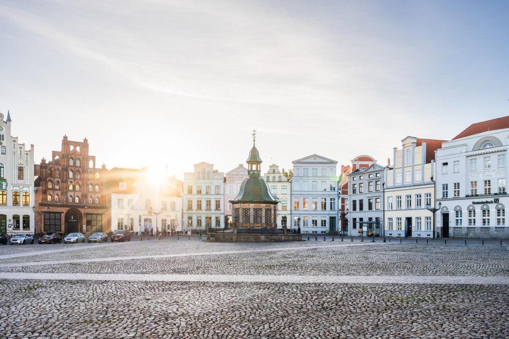 Rynek ze sztuką wodną w hanzeatyckim mieście Wismar o wschodzie słońca, © TMV/Gross