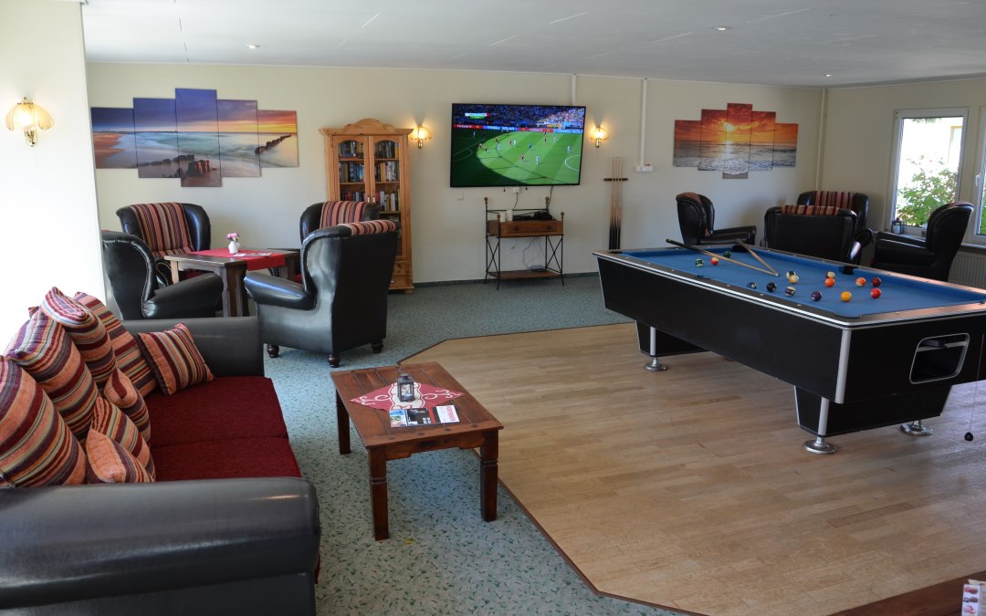 Clubruimte met minibibliotheek, biljart en Sky, © Hotel & Restaurant Pommerscher Hof