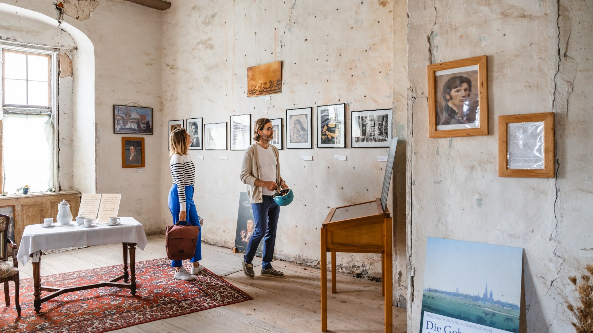 Twee mensen wandelen door de tentoonstelling in het paleis van Ludwigsburg