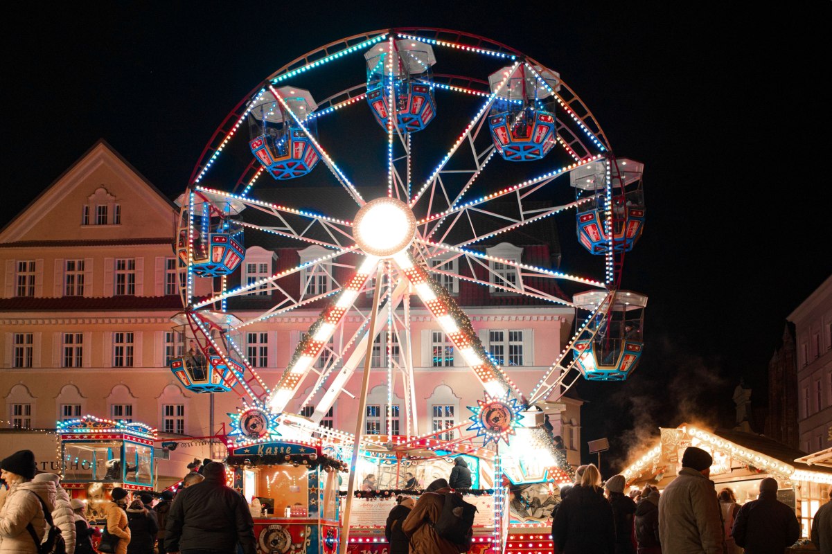 Julemarkedet i Stralsund åbnes højtideligt kl. 17 med den traditionelle skæring af stollen. // © Stadtwerke Stralsund SwenLewerenz Julemarkedet i Stralsund åbnes højtideligt kl. 17 med den traditionelle skæring af stollen. // © Stadtwerke Stralsund SwenLewerenz