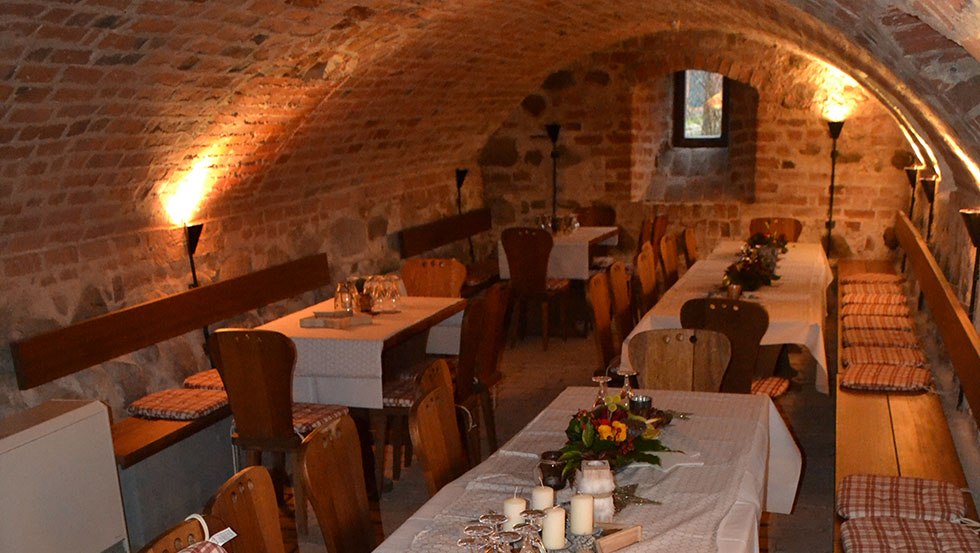 Historyczna sklepiona piwnica zamku z fosą, © Wasserburg Liepen