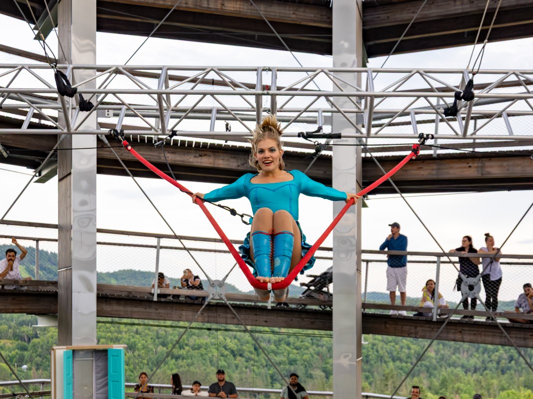 Acrobat Lisa Hünnekens on the high wire in the treetop walk's observation tower // © Erlebnis Akademie AG / Baumwipfelpfad Usedom Acrobat Lisa Hünnekens on the high wire in the treetop walk's observation tower // © Erlebnis Akademie AG / Baumwipfelpfad Usedom