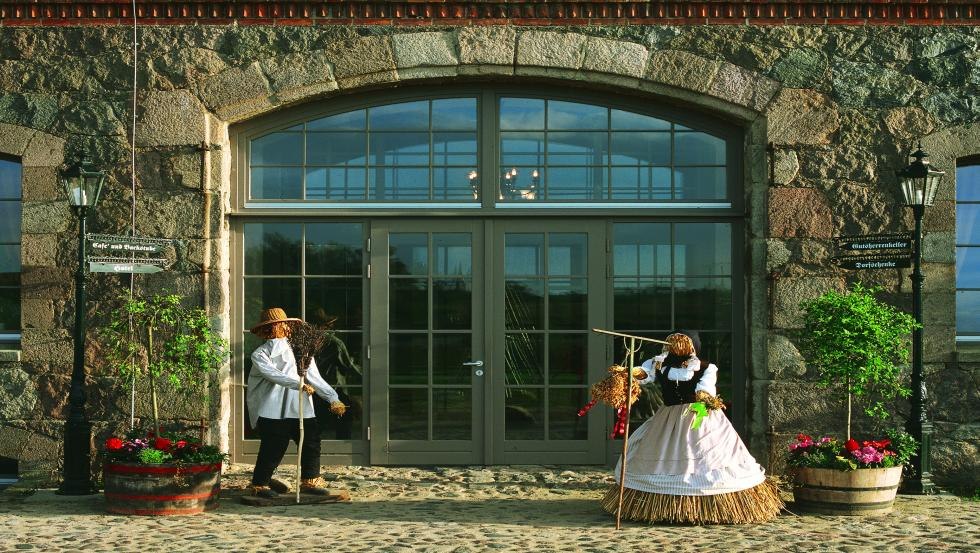 Wejście do hotelu wiejskiego, &copy; Reschke