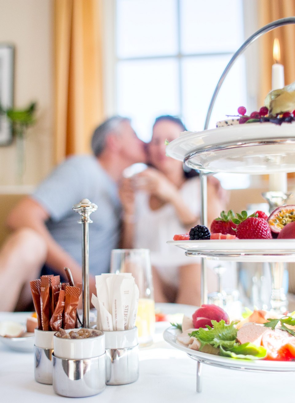 Ontbijt met verse broodjes, fruit en vleeswaren voor een echtpaar in de Kuss in de Baltische badplaats Heringsdorf.