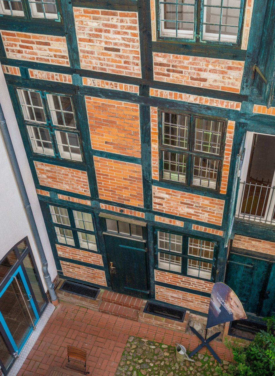De binnenplaats van het huis van de familie Friedrich in Greifswald met uitzicht op de toegangsdeur van het vakwerkhuis.