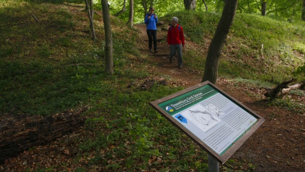 Wegwijzers langs de route geven informatie over bezienswaardigheden., © TMV/outdoor-visions.com