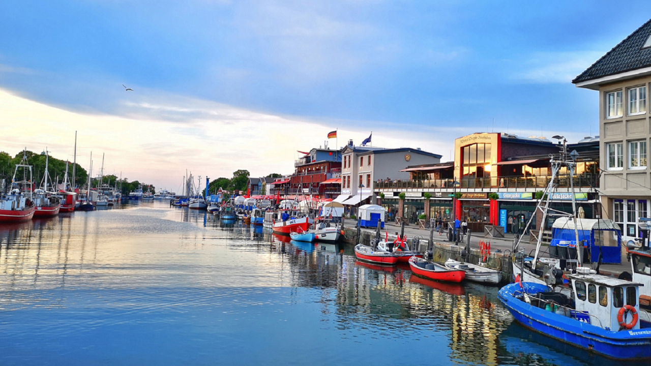 Idyllic view of the store from the middle pier // &copy; Gisela Roppelt