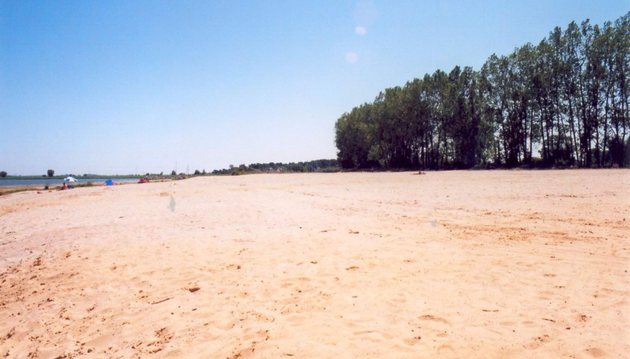 Tuż obok portu rybackiego Freest znajduje się plaża nad rzeką Peene z widokiem na wyspę Uznam, © Tourismusverband Vorpommern e. V. Tuż obok portu rybackiego Freest znajduje się plaża nad rzeką Peene z widokiem na wyspę Uznam, © Tourismusverband Vorpommern e. V.