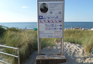 Welkom bij strandtoegang IV "Georg Adolph Demmler" in Heiligendamm - directe toegang tot het fijne zandstrand van de Oostzee met uitzicht op de wijde zee en duidelijke bewegwijzering voor een ontspannen strandervaring. // &copy; Tourist-Information Bad Doberan-Heiligendamm/B&ouml;nner