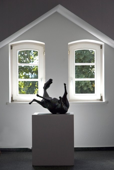 Horse fallen by Jo Jastram, © Stadt Ribnitz Damgarten Horse fallen by Jo Jastram, © Stadt Ribnitz Damgarten