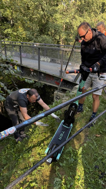 eScooter wordt teruggehaald uit een groene ruimte // © Rostock Müllfrei e.V. eScooter wordt teruggehaald uit een groene ruimte // © Rostock Müllfrei e.V.