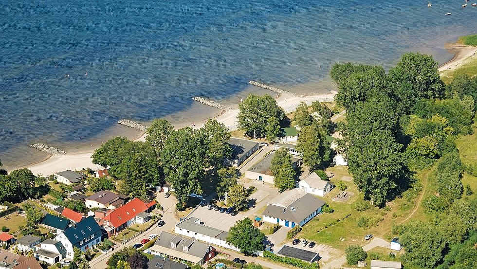Von der Jugendherberge Stralsund nur einen Katzensprung von der Stadt und dem Strand entfernt, &copy; Luftbilder &ndash; Grabowski/www.luftbildruegen.de