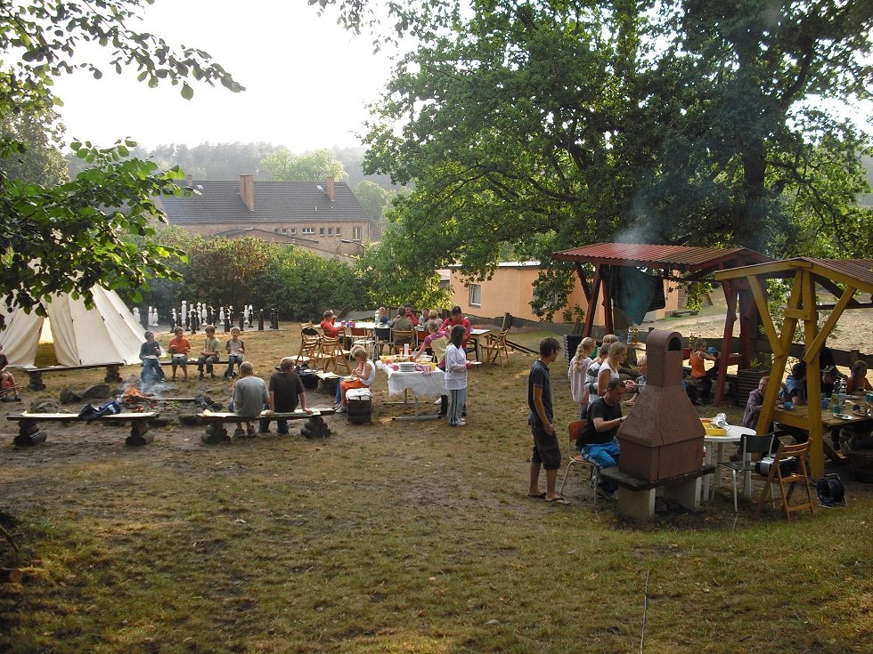 Dinner together at the barbecue area. // &copy; Zebef e.V.