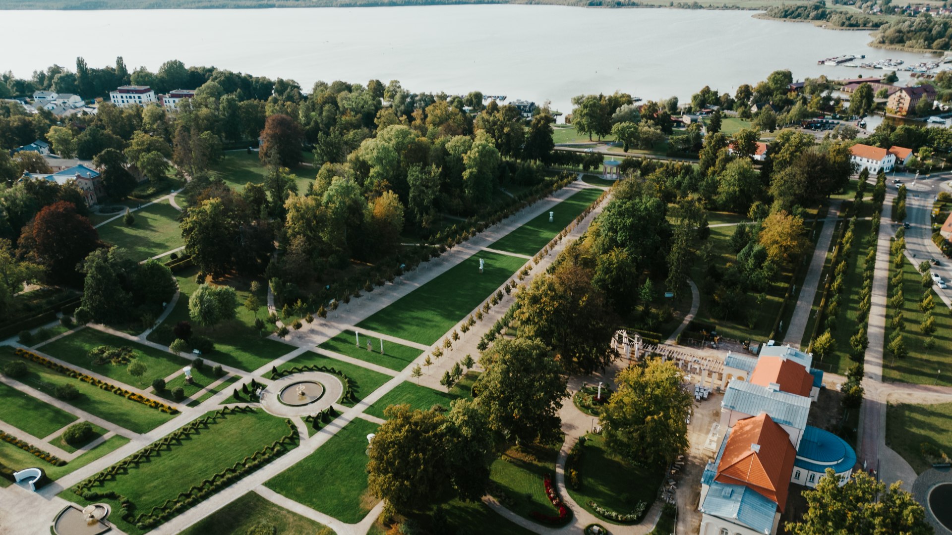 A flying start: The three friends start their bikepacking tour in the picturesque, historic residential town of Neustrelitz. // © 1000seen.de A flying start: The three friends start their bikepacking tour in the picturesque, historic residential town of Neustrelitz.