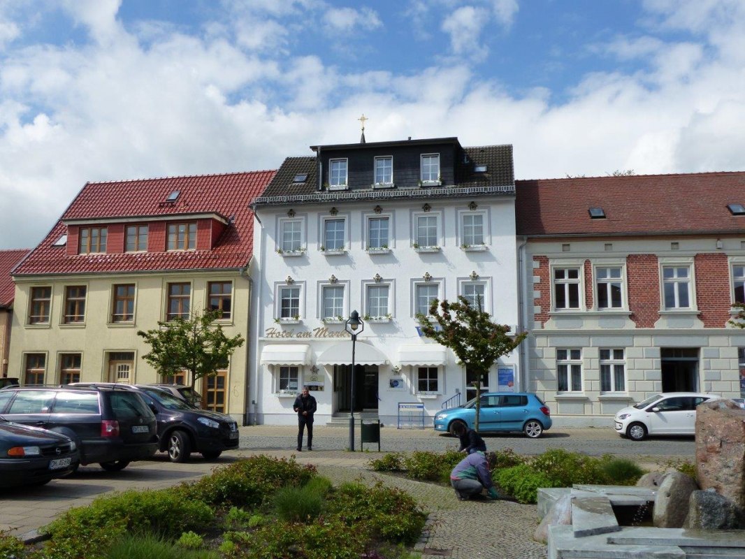 Widok z hotelu bezpośrednio na rynek w Loitz // &copy; Walter Oster