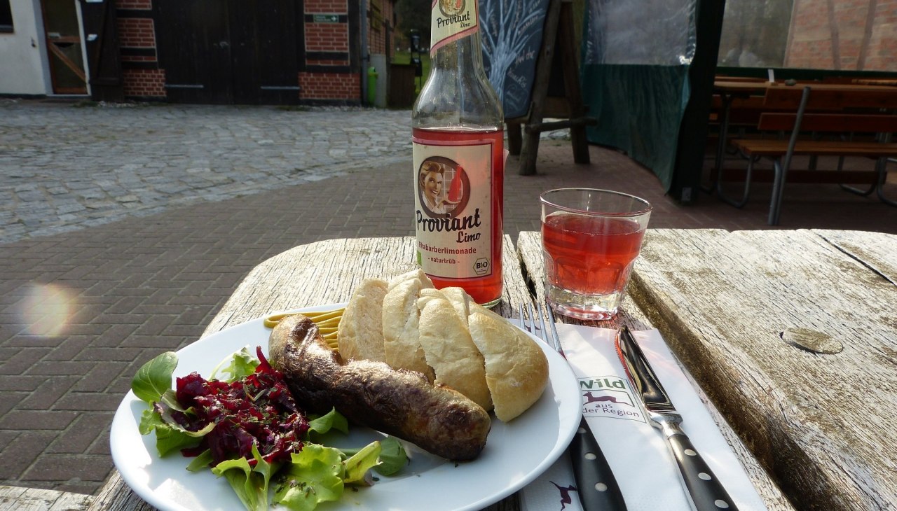 Wszystkie nasze produkty są tak naturalne i regionalne, jak to tylko możliwe. Mięso z dziczyzny zawiera wiele składników odżywczych i dużo białka, ale mało tłuszczu i cholesterolu. Chętnie wyjaśnimy, jak prawidłowo przygotować i przyprawić mięso., © Waldservice und Energie GmbH