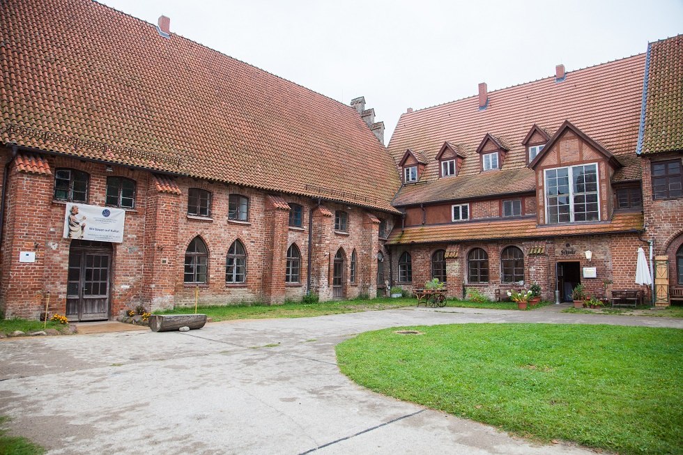 Budynek klasztoru z pubem, © Frank Burger