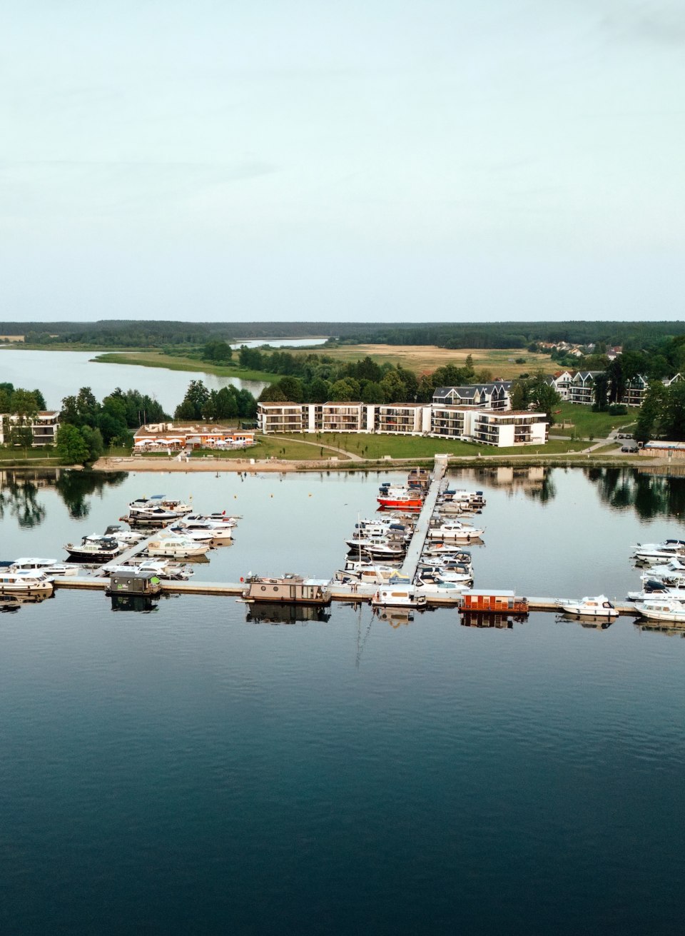 Miejsce do spania dla łodzi mieszkalnych: czysta idylla o zachodzie słońca w Maremüritz, © TMV/Petermann