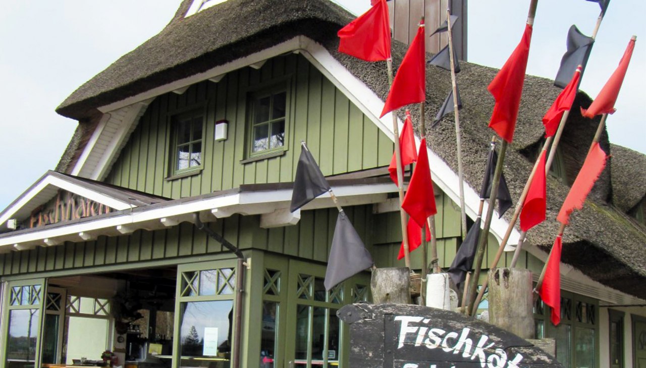 Fischkaten in de kustplaats aan de Oostzee Ahrenshoop, © Räucherhaus Schönthier Fischkaten in de kustplaats aan de Oostzee Ahrenshoop, © Räucherhaus Schönthier