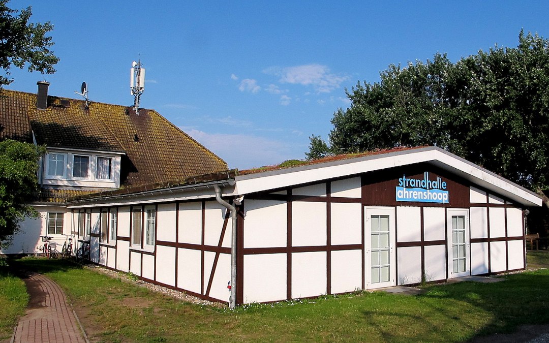 Hala plażowa z pensjonatem w Ahrenshoop, © Kurverwaltung Ahrenshoop · Foto Andrea Krüger