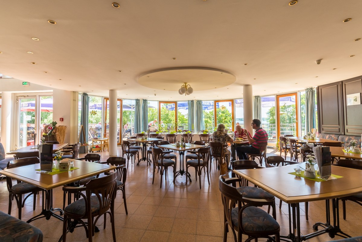 Spacious and bright you eat here very well. // &copy; Ferienland Salem