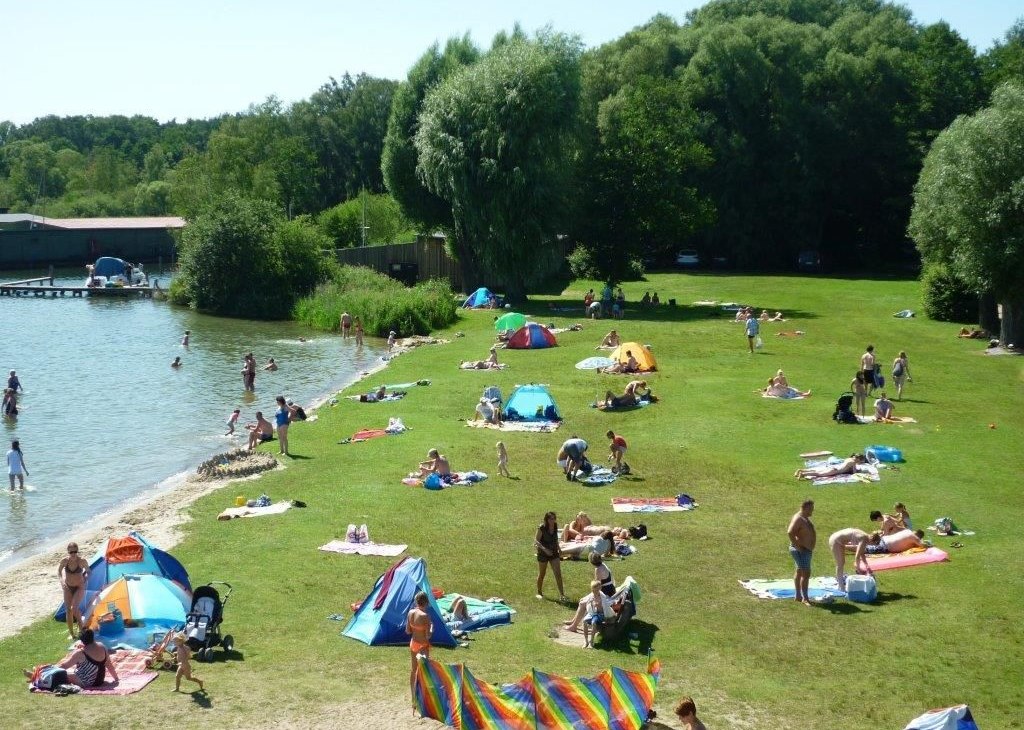 Trawnik do opalania Volksbad, © Stadt Waren (Müritz) Trawnik do opalania Volksbad, © Stadt Waren (Müritz)