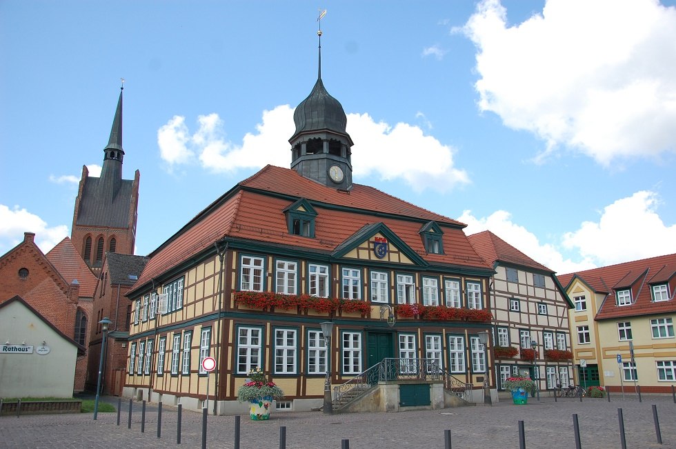 The Grabower town hall stands representatively in the center of the half-timbered town., © Gabriele Skorupski The Grabower town hall stands representatively in the center of the half-timbered town., © Gabriele Skorupski