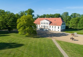 Für Pferdeinteressierte bietet das Landgestüt ein umfangreiches Ausbildungs- und Lehrgangsangebot. // © Diego Ludwig Für Pferdeinteressierte bietet das Landgestüt ein umfangreiches Ausbildungs- und Lehrgangsangebot. // © Diego Ludwig