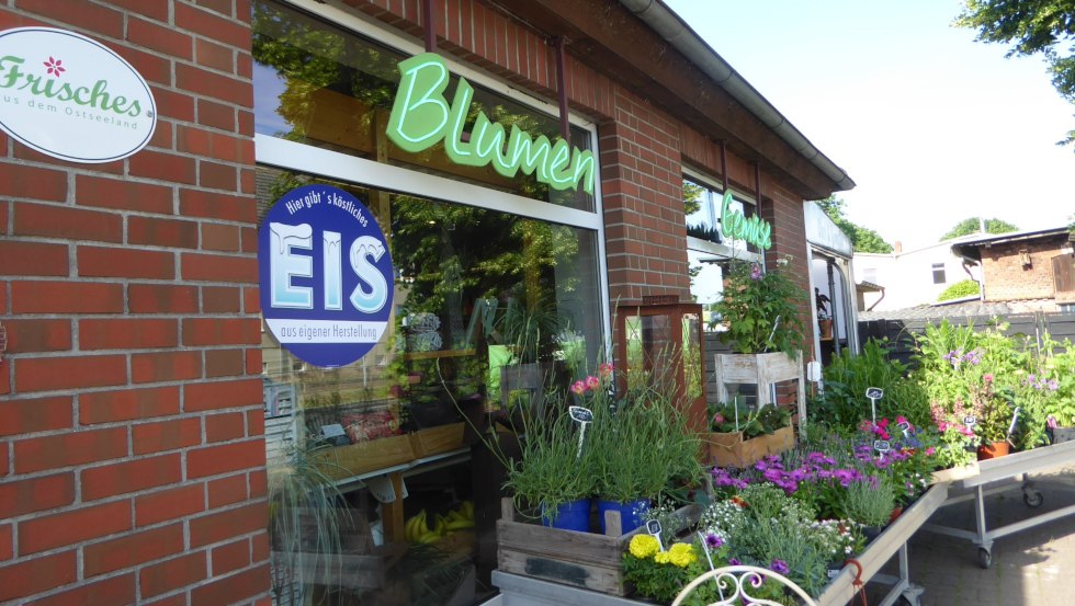 The assortment in the LADEN: organic and other healthy products from the region, &copy; K&ouml;lzower Hirschagrten