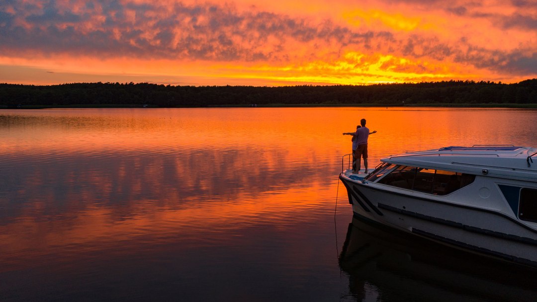 Droomachtige zonsondergangen - de mooiste natuurspektakels wachten op je tijdens een woonbootvakantie., © Holger Leue Droomachtige zonsondergangen - de mooiste natuurspektakels wachten op je tijdens een woonbootvakantie., © Holger Leue