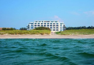 Direkt am Strand der Ostsee, auf der D&uuml;ne gelegen mit dem besten Blick auf die ruhige K&uuml;nstenlandschaft und die endlos weite See // &copy; Strandhotel D&uuml;nenmeer