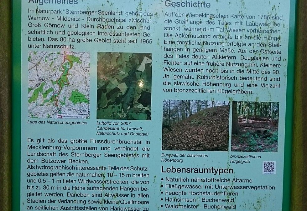 Een informatiebord op de parkeerplaats geeft informatie over het natuurreservaat., © TMV/outdoor-visions.com